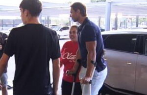 Após conquista de título de Roland Garros Rafael Nadal aparece de muletas devido a doença rara Após conquista de título de Roland Garros Rafael Nadal aparece de muletas devido a doença rara