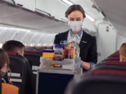 Companhias aéreas retomam serviço de bordo em voos nacionais Companhias aéreas retomam serviço de bordo em voos nacionais