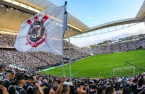 Entrada de bandeiras com mastro em estádios de SP volta a ser liberada Entrada de bandeiras com mastro em estádios de SP volta a ser liberada