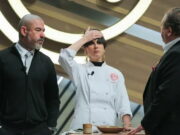 MasterChef Profissionais 2022 estreia com Chefs bravos e três participantes eliminados; veja resumo