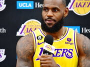 LeBron James se manifesta sobre compra de time da NBA LeBron James se manifesta sobre compra de time da NBA
