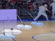 Pré-temporada da NBA no Japão tem esfregões robôs em quadra; veja o vídeo Pré-temporada da NBA no Japão tem esfregões robôs em quadra; veja o vídeo