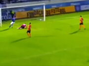 Goleiro brasileiro marca gol do próprio campo no campeonato português; veja o vídeo Goleiro brasileiro marca gol do próprio campo no campeonato português; veja o vídeo