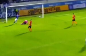 Goleiro brasileiro marca gol do próprio campo no campeonato português; veja o vídeo Goleiro brasileiro marca gol do próprio campo no campeonato português; veja o vídeo