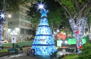 Serra Negra tem iluminação especial e árvore de Natal de tricô e crochê Serra Negra tem iluminação especial e árvore de Natal de tricô e crochê