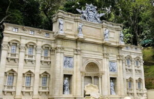 Réplica da Fontana Di Trevi de Roma é inaugurada em Serra Negra Serra Negra constrói réplica da Fontana Di Trevi de Roma