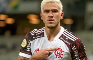 Em boa fase centroavante Pedro renova contrato com Flamengo Em boa fase centroavante Pedro renova contrato com Flamengo