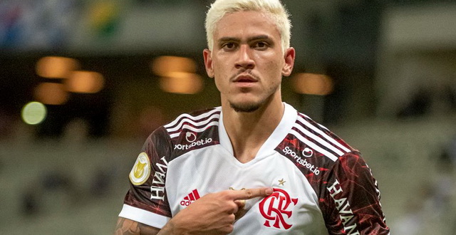 Em boa fase centroavante Pedro renova contrato com Flamengo