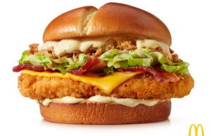 McDonald’s apresenta novo McCrispy Chicken Legend direto do multiverso dos sanduíches
