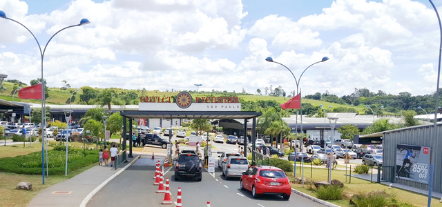 Rod dos Bandeirantes; com parques, resort, shoppings tudo na mesma área